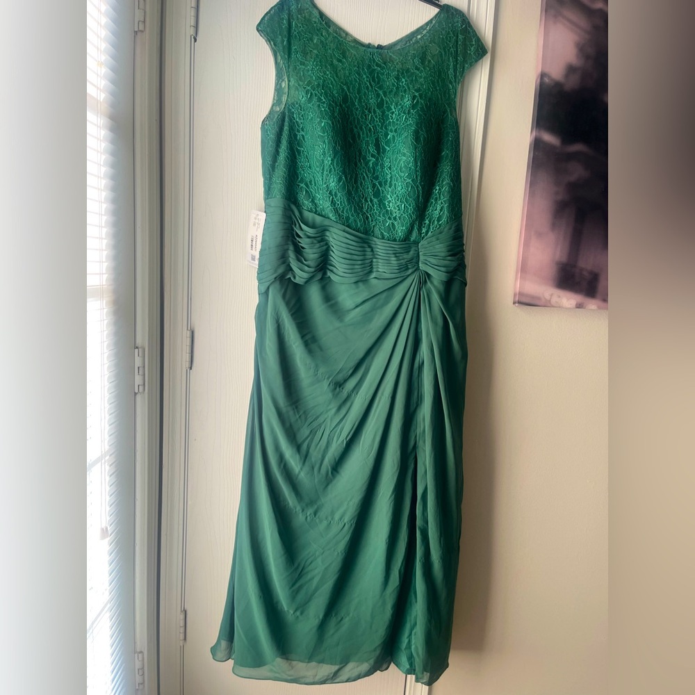 Elegant Green Lace Evening Dress